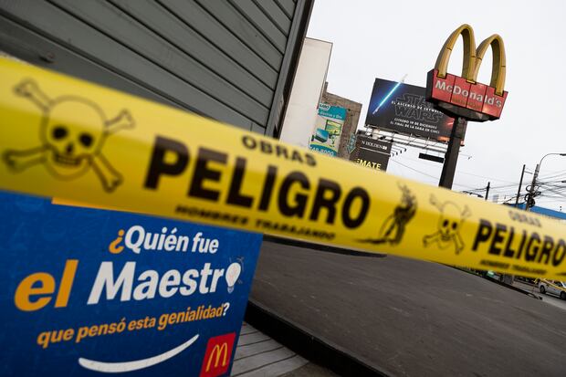 La Municipalidad de Pueblo Libre clausuró ayer el local de McDonald’s, ubicado en el cruce de las avenidas La Marina y Universitaria, tras la muerte dos jóvenes cuando se encontraban realizando sus labores en la mencionada fast food. (Renzo Salazar / GEC)